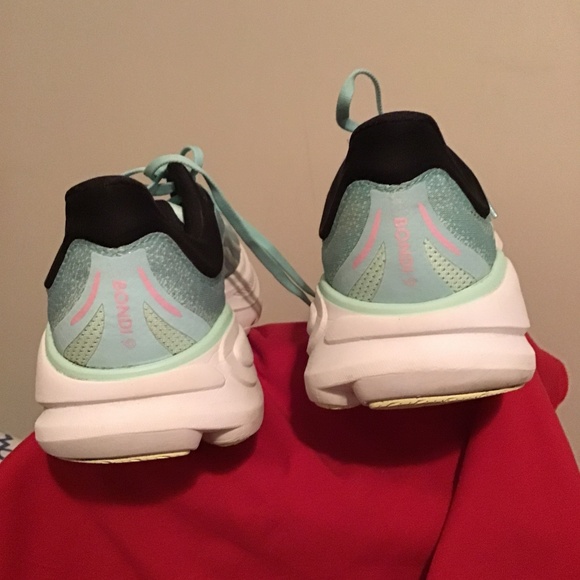 🔥HOKKA, new condition, has sole missing rubber on left shoe , see photos - Picture 4 of 5